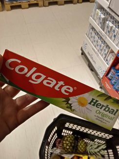 Colgate Herbal tandpasta indeholder Sodium Saccharine.